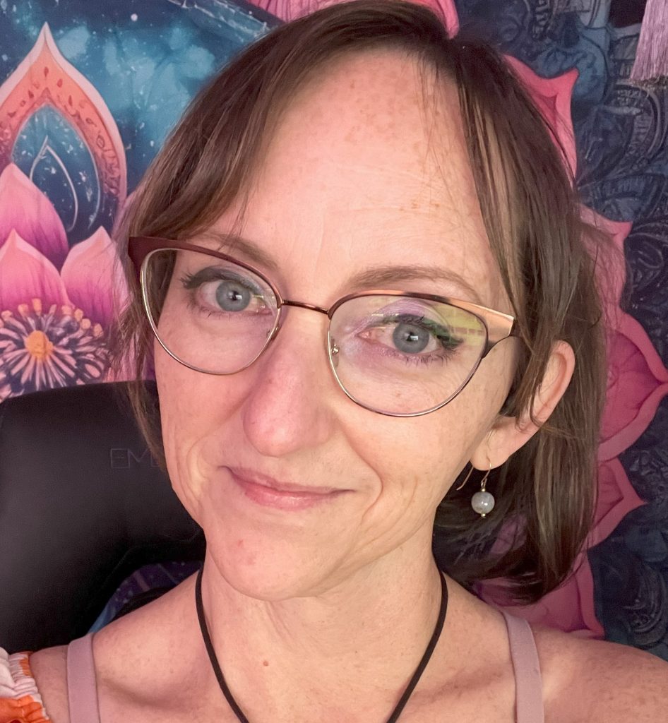 psychic vs medium readings with Alisha Bee